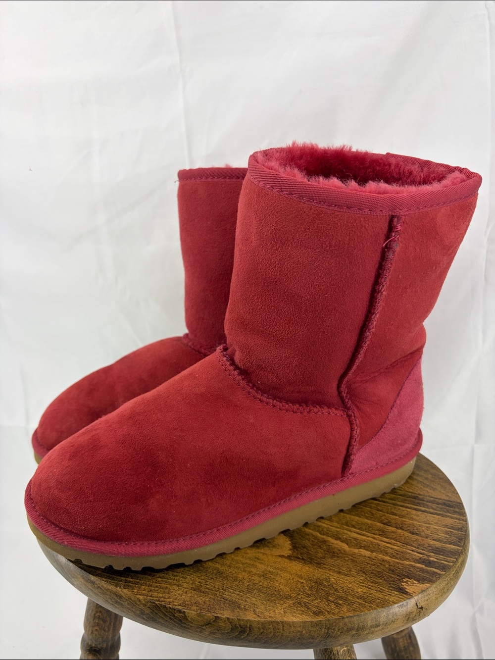 UGG Classic Sort II Sheepskin Winter Boots in Red Suede, Womens sz 6